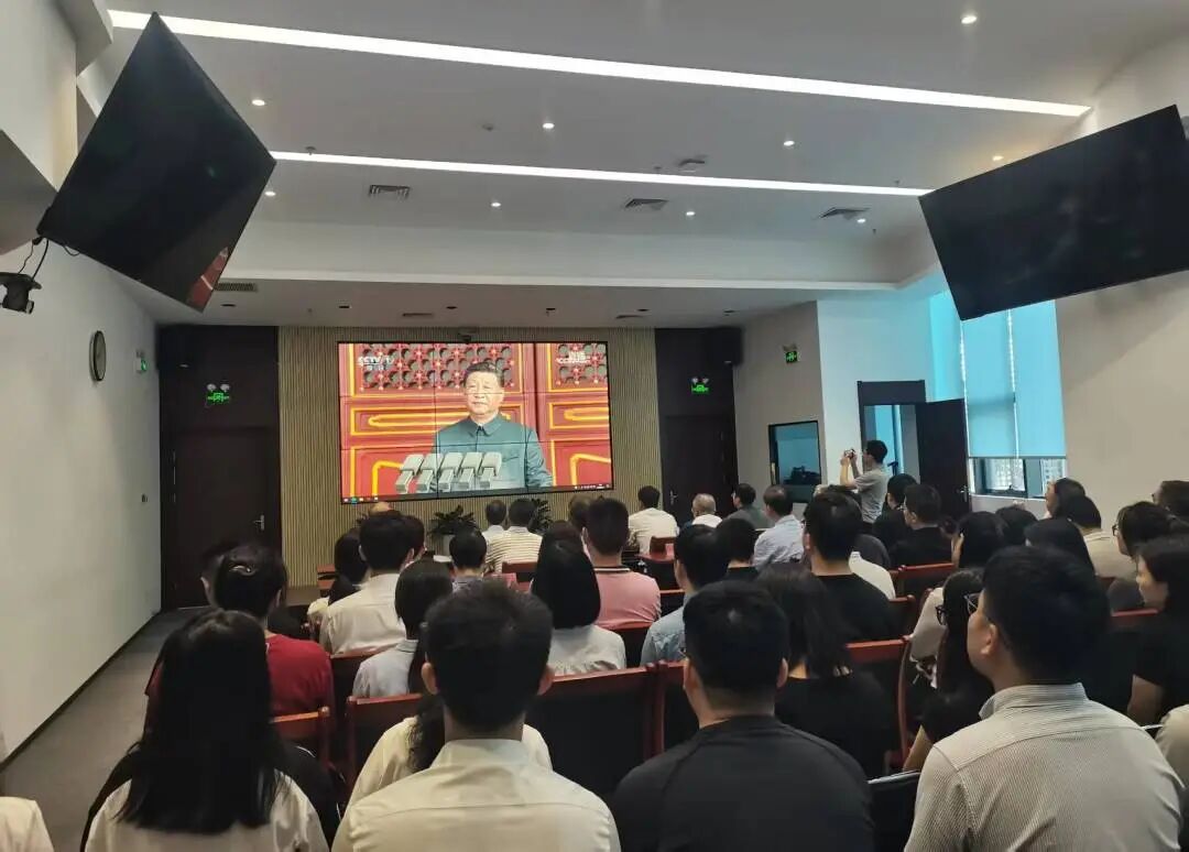 3133cc拉斯维加斯集团组织干部职工集中旁观“留想中国人民抗日战争暨世界反法西斯战争成功80周年大会”现场直播